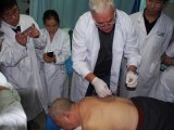 Primář MUDr. Nedělka aplikuje akupunktura vysokému důstojníkovi čínské armády v penzi v Centru tradiční čínské medicíny - Ústřední vojenské nemocnice v Pekingu.
